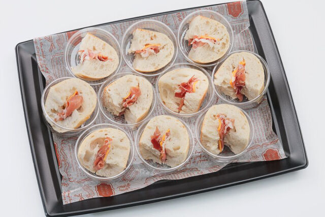 スペイン産生ハム「ハモンセラーノ」とレッドチェダーチーズのチャバタサンド