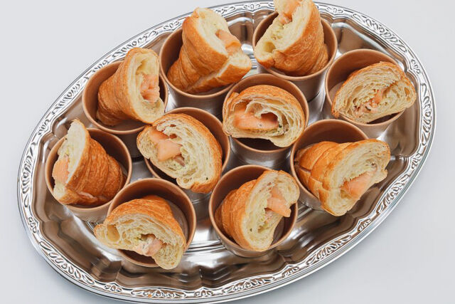 クロワッサンサンド〜スモークサーモンとバジルソース〜