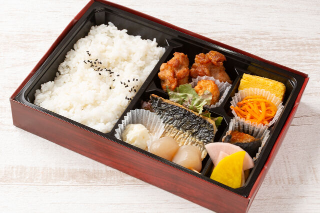 おもてなし幕の内～鯖の塩焼きと唐揚げ