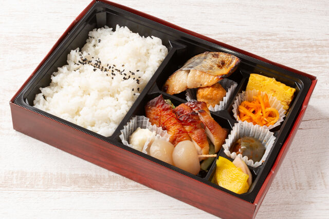 おもてなし幕の内～照り焼きチキンと鰆の西京焼き