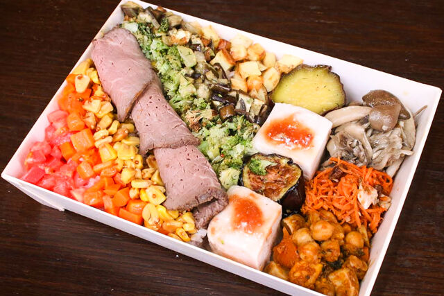 【お茶付き】ローストビーフ・国産鶏・5種のオリジナルデリ入りレインボーブッタボウル