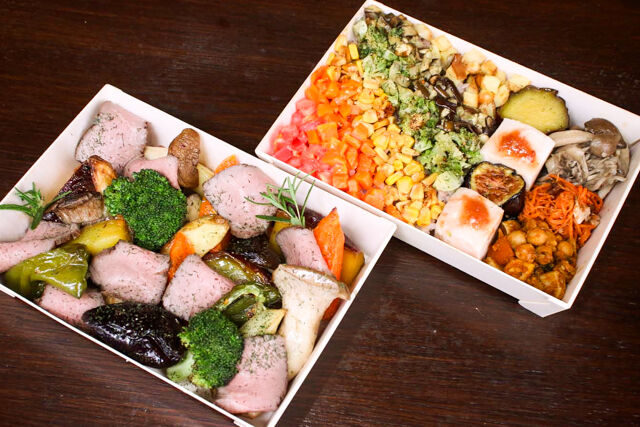 【お茶付き】ローストビーフと国産鶏の豪華2段オリジナルデリとレインボーブッタボウル