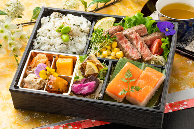 富山県産ます寿司弁当〜特選トロます寿司と特製牛ステーキ〜