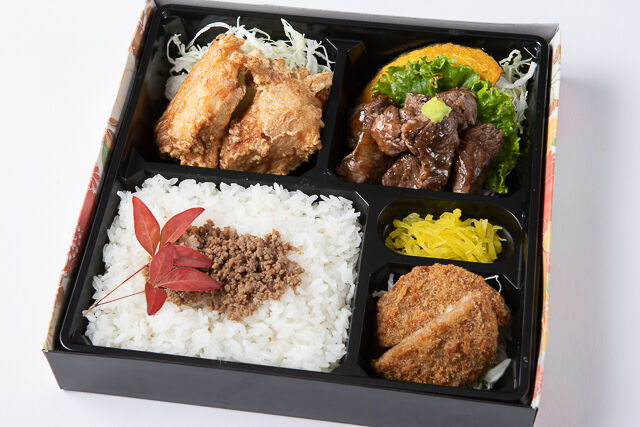 サイコロステーキ・鶏の唐揚げ・メンチカツの牛そぼろ重
