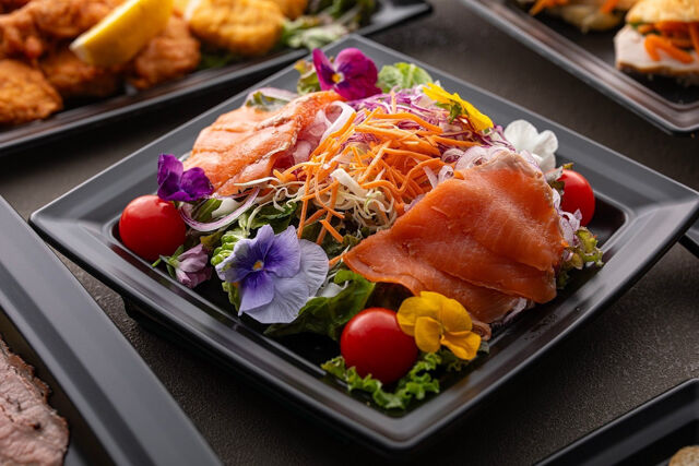 スモークサーモンサラダ（オリーブオイル＆塩）