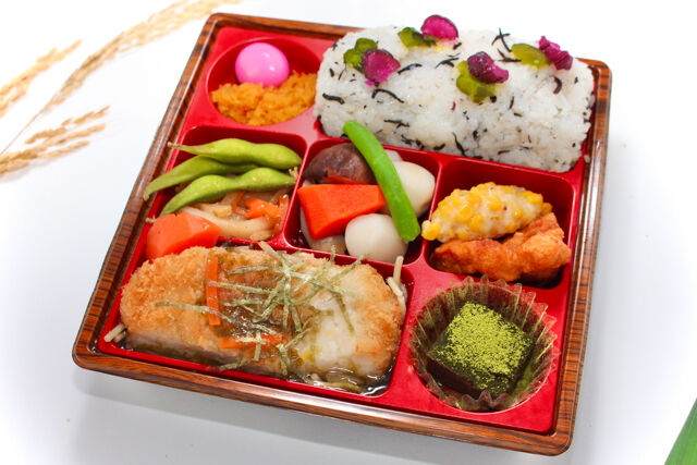 【特製】チキンカツ ～岩海苔の餡をかけて～［ひじきごはん］