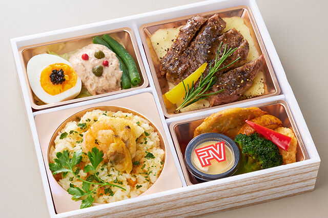 シーフードとボッタルガのリゾピラフ＆ブラックオリーブソースのステーキ