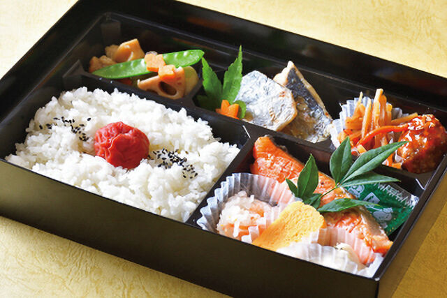 彩り豊かな二種の魚尽くし弁当〜咲（さき）〜