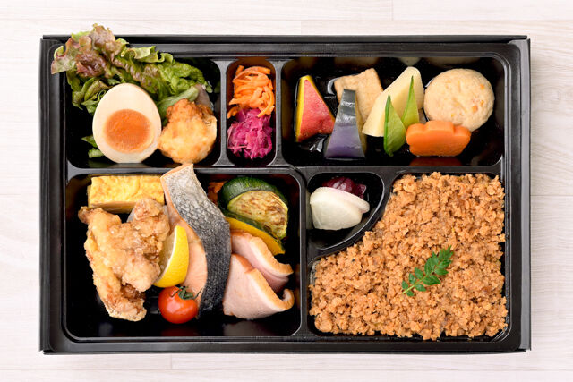 鶏そぼろご飯と秋鮭の彩り和膳