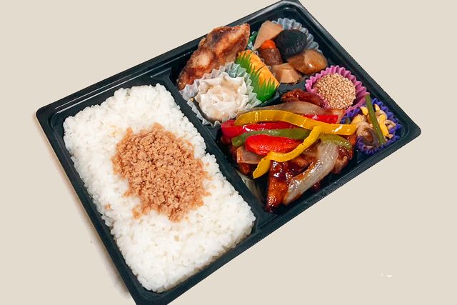 鶏そぼろと黒酢鶏の幕の内