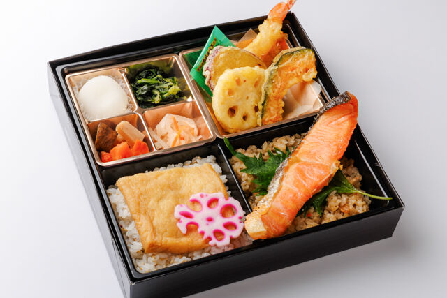 鮭の塩焼きと天ぷらと出汁の幕の内御膳