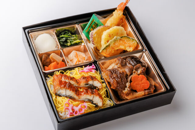 鰻ちらしと最高級A5ランク黒毛和牛すき焼きと天ぷらと出汁の幕の内御膳