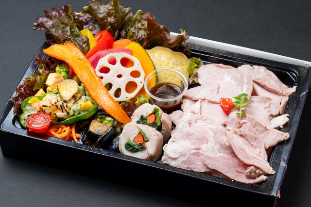 赤身と脂身のバランスが良い肩ロースを低温調理でジューシーに仕上げたローストポーク弁当