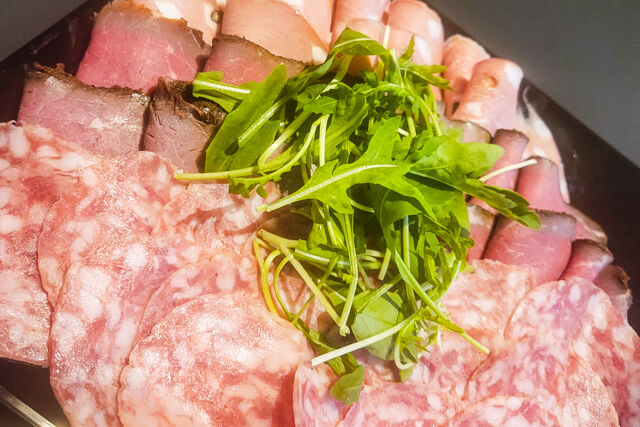 ピスタチオ入りモルタデッラ・サラミ・国産牛冷製ローストビーフの盛り