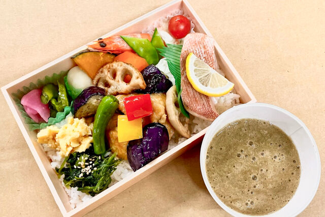 ゆず鶏と野菜の黒酢自然薯麦とろ弁当