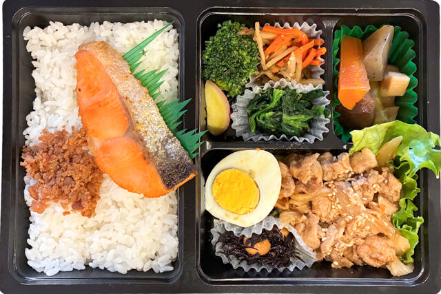 鮭の塩焼きと生姜焼き弁当