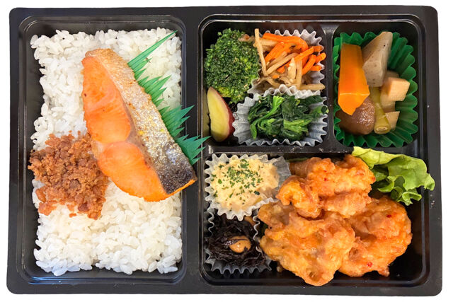 鮭の塩焼きとチキン南蛮弁当