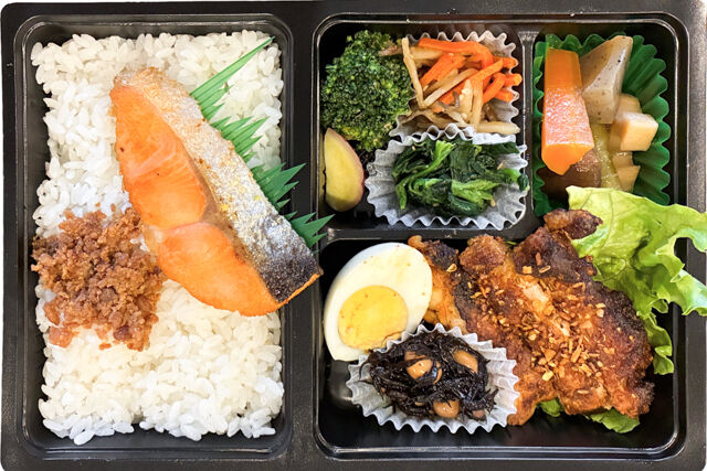 鮭の塩焼きとスパイスグリルチキン弁当