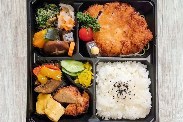 焼き鳥屋さんのチキンカツ弁当