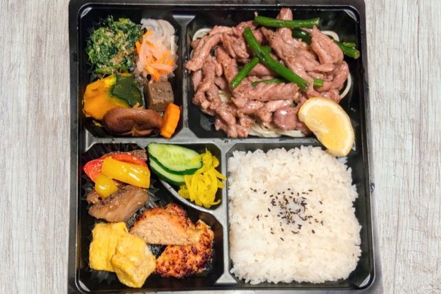 焼き鳥屋さんのせせりの黒胡椒炒め弁当