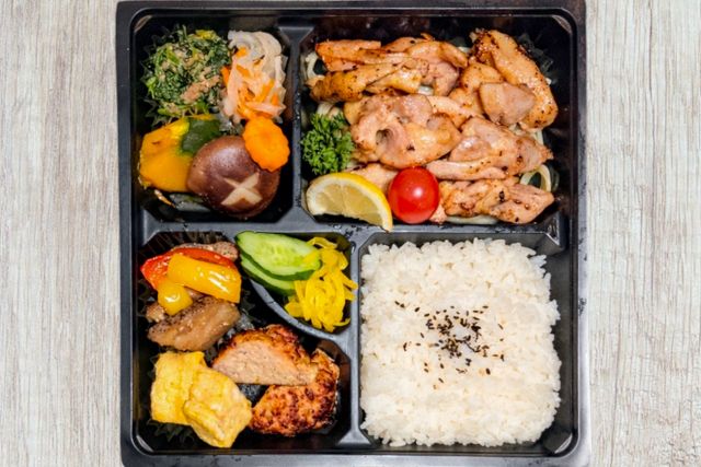 焼き鳥屋さんの鶏モモ肉の炭火焼き弁当