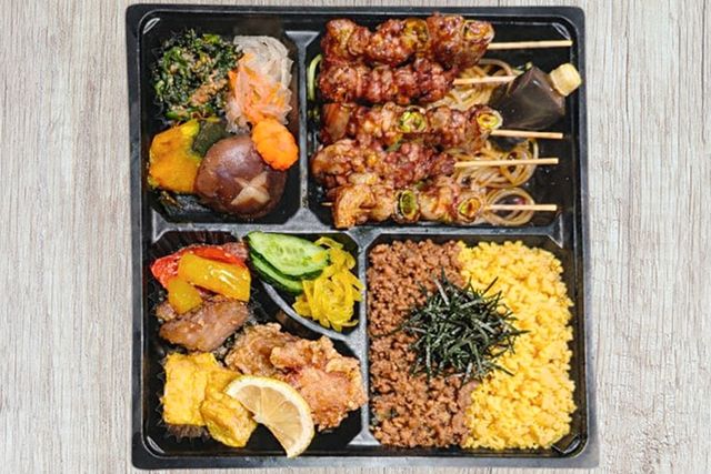 焼き鳥と二色丼弁当