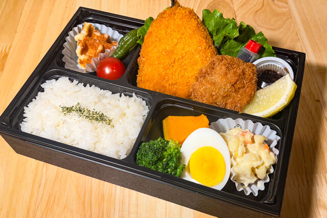 ミックスフライ弁当 【アジフライ、カツ】