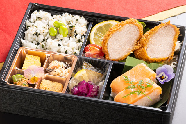 富山県産ます寿司弁当～特選トロます寿司と手仕込みヒレカツ～