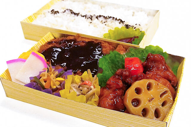とんかつ名古屋みそソース×鶏と野菜の黒酢餡かけ弁当