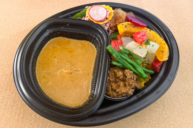 牛肉のキーマカレーとチキンのスパイスカレー2種盛