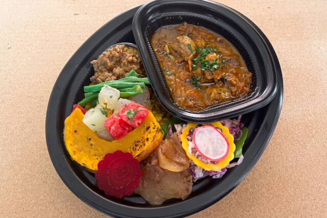 牛肉のキーマカレーとポークヴィンダルー2種盛