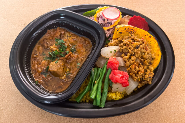 山原豚のキーマカレーとポークヴィンダルー2種盛