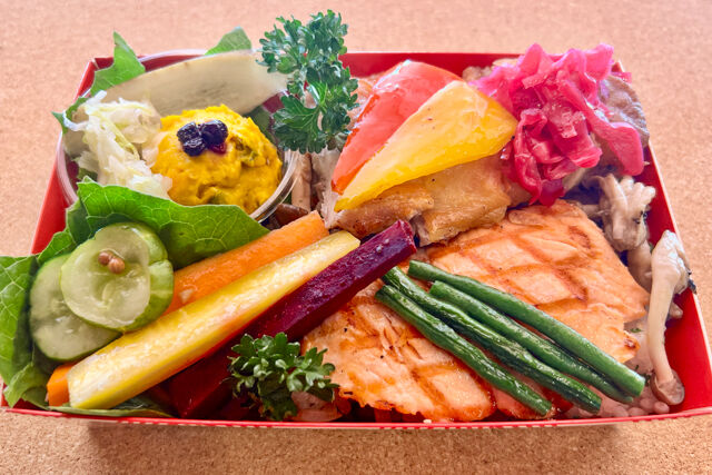 サーモングリルとチキンステーキ 季節のピラフ添え