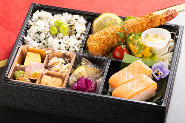 富山県産ます寿司弁当～特選トロます寿司と手仕込みエビフライ～