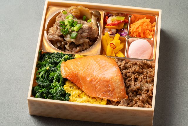 厳選牛すき焼きと三色弁当 季節の総菜 紅鮭の天然麹漬け焼き