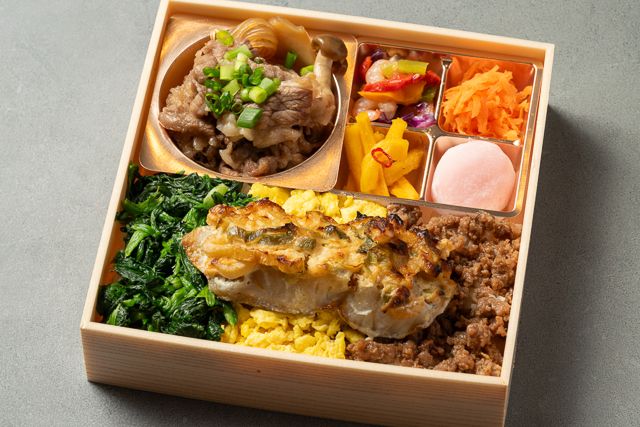 厳選牛すき焼きと三色弁当 季節の総菜 ホキのネギ味噌焼き