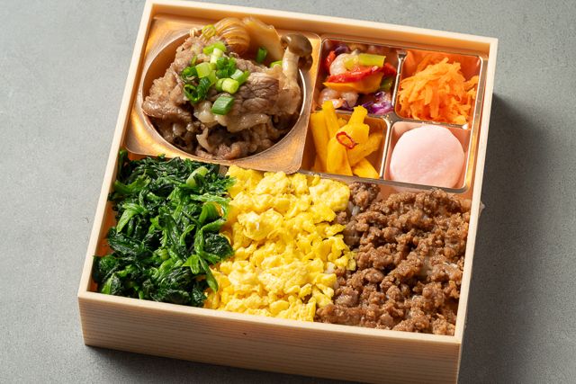 四季彩弁当 牛すき焼きと三色弁当