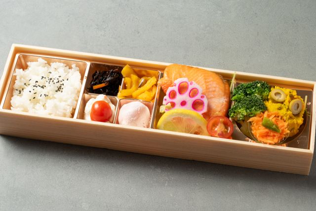 贅沢和彩膳・自家製麹漬け紅鮭と和彩総菜の焼き鮭膳