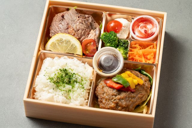 厳選牛ロース・ステーキ＆てごねハンバーグ弁当・季節の総菜とデザート付き
