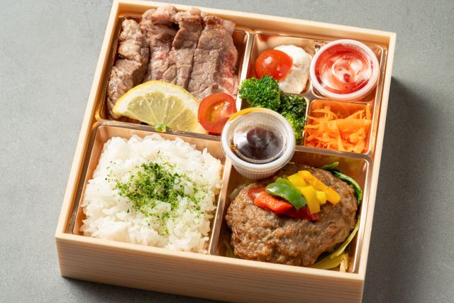 厳選牛サーロインステーキとてごねハンバーグ弁当・季節の総菜とデザート付き