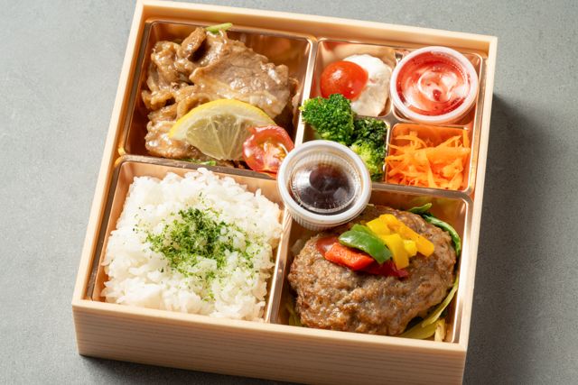 てごね牛ハンバーグと匠の黄金のタレ豚焼き弁当・季節の総菜とデザート付き