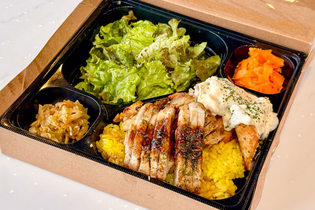 クリスピーフライドチキンとポークステーキの相盛りセット弁当