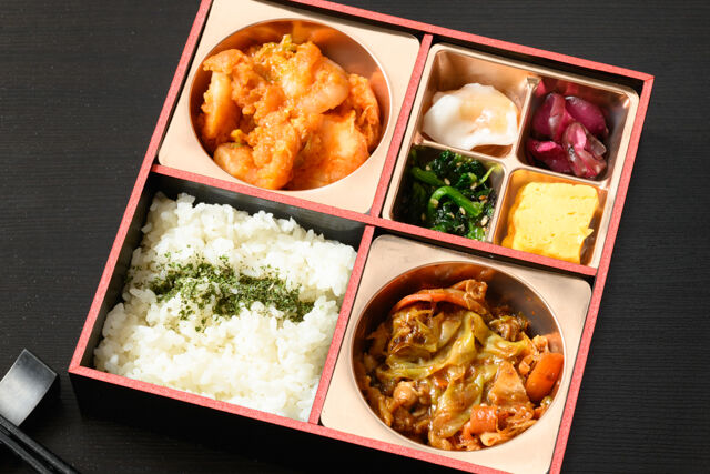 エビチリと回鍋肉弁当