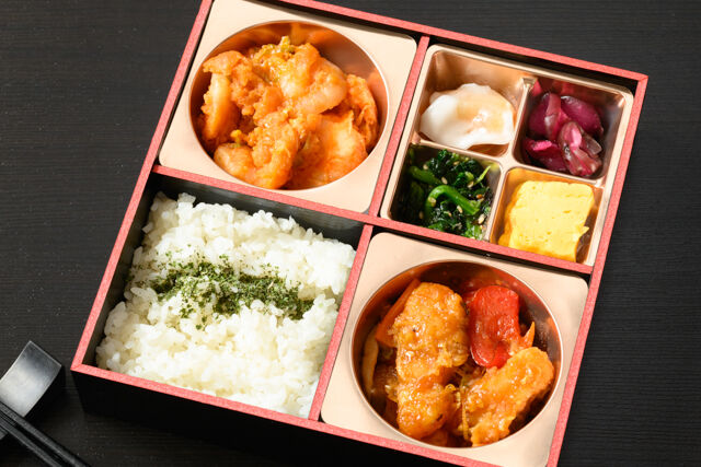 エビチリと酢豚弁当