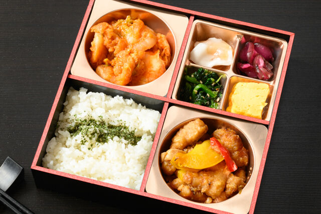 エビチリと青椒肉絲弁当