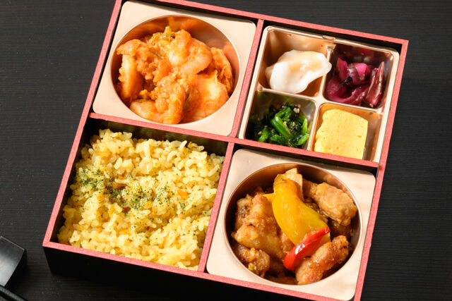 エビチリと青椒肉絲の炒飯弁当