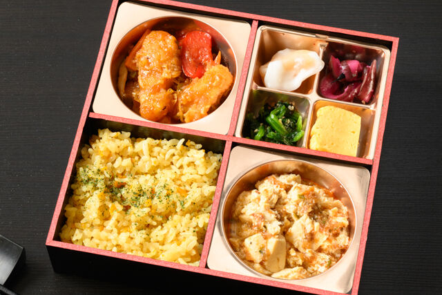 麻婆豆腐と酢豚の炒飯弁当