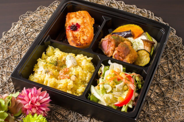 薫製鴨カツ赤ワインソースと魚介のパエリア＆フレンチトースト弁当