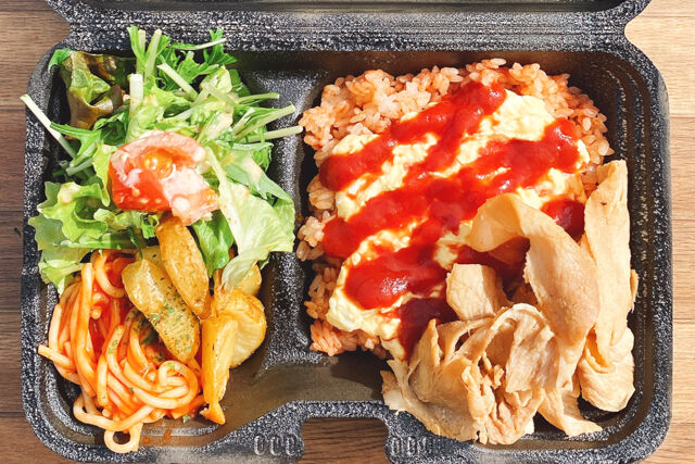 とろとろ卵のオムライスと甘辛生姜焼きボックス