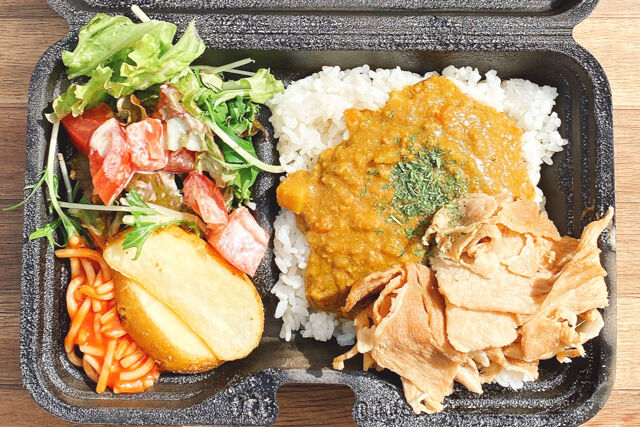 具材ゴロゴロキーマカレーと甘辛生姜焼きボックス